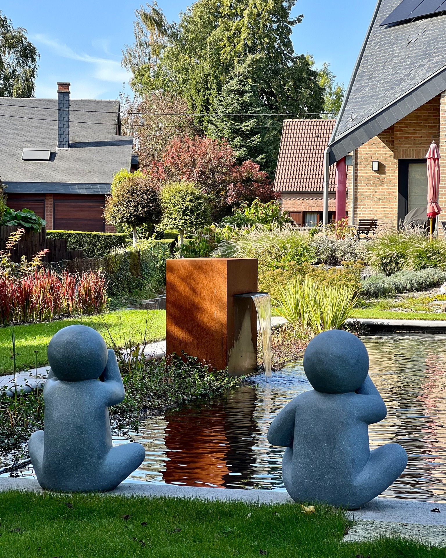 Bassin miroir et lame d'eau corten