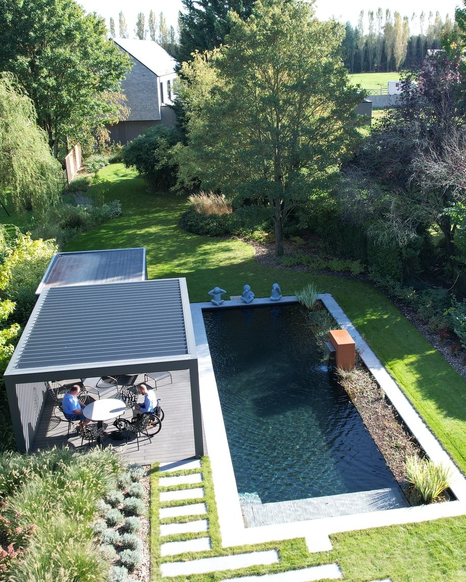 Piscine sombre et poolhouse